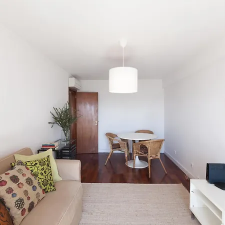 Flh Graca With View דירה